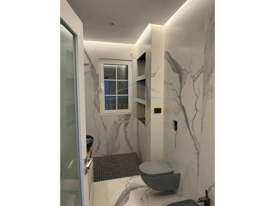 Vlore, shitet apartament 3+1 Kati 8, 180 m² 300.000 € (Bulevardi Ismail Qemali)