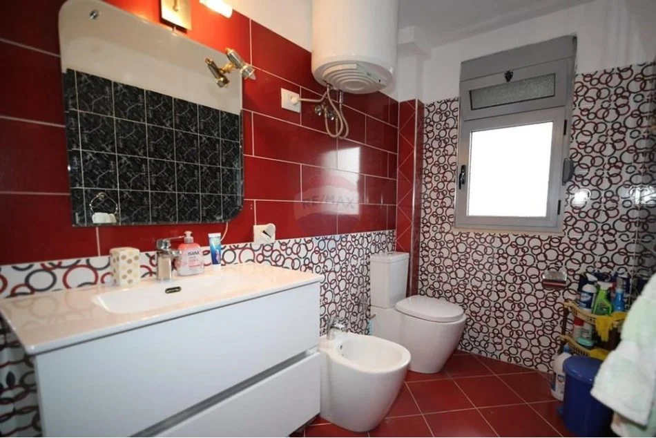 Tirane, jepet me qera apartament 2+1+Ballkon Kati 3, 98 m² 700 € (Rruga Tefta Tashko)