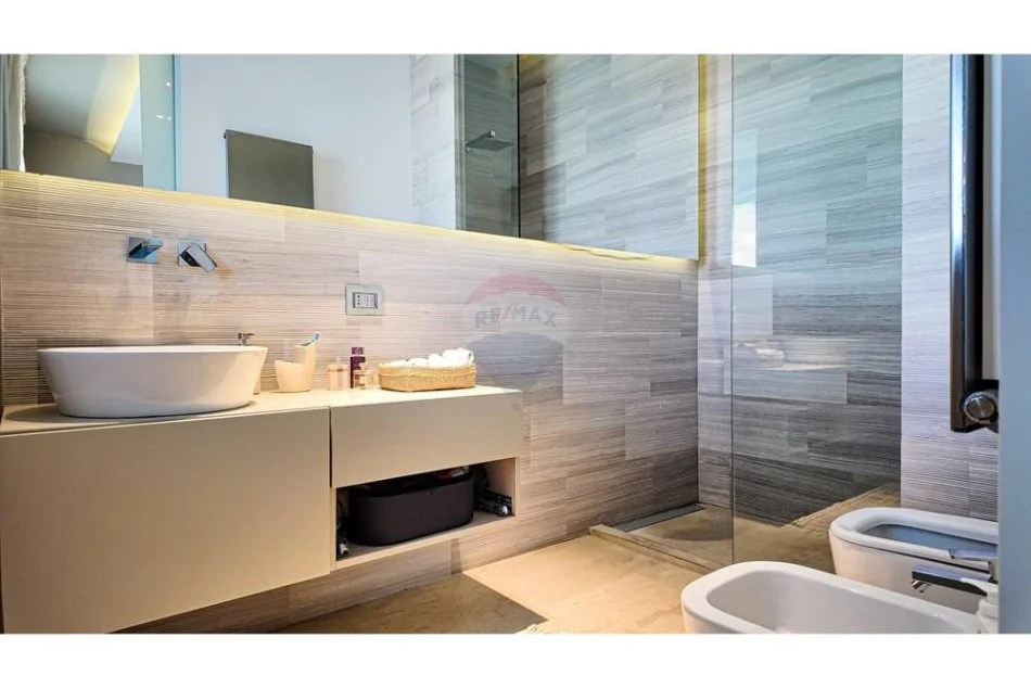 Tirane, shitet apartament 3+1+Ballkon Kati 8, 350 m² 650.000 € (kopshti Botanik)