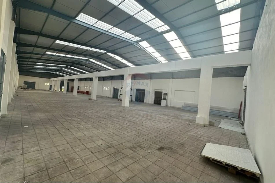 Tirane, jepet me qera magazine Kati 0, 1.000 m² 4.000 € (Rruga Kavajes)