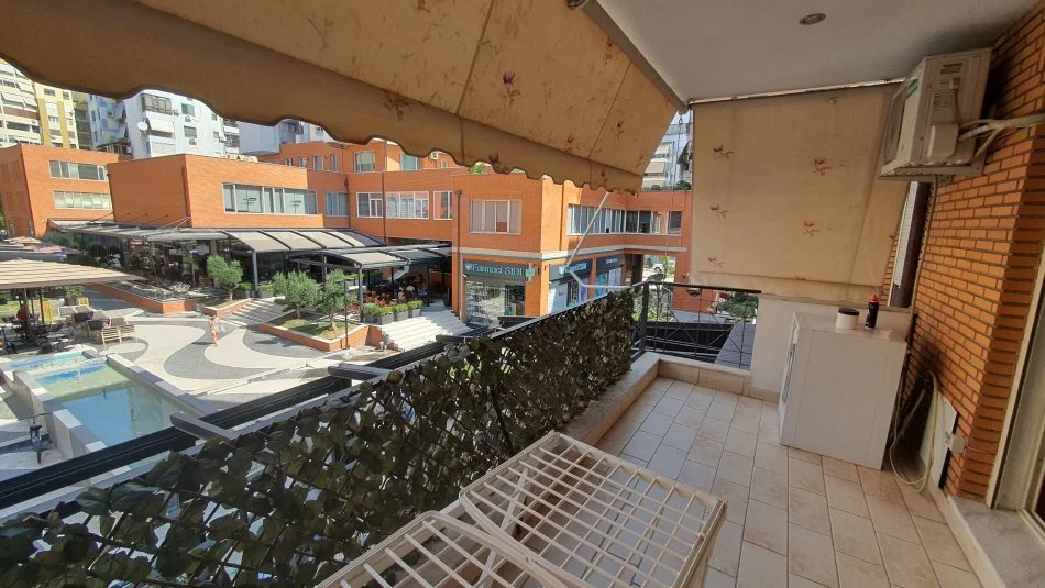 Tirane, jepet me qera apartament 1+1+Ballkon Kati 2, 71 m² 750 € (Rruga Kavajes)