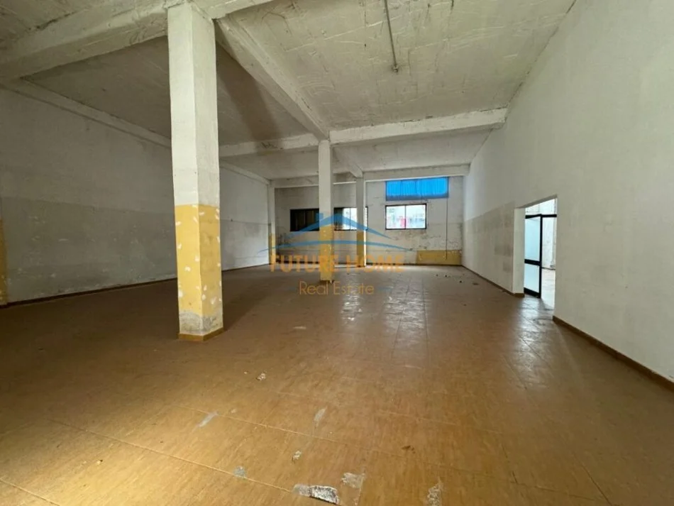 Tirane, jepet me qera magazine Kati 0, 330 m² 2.300 € (5 maji)