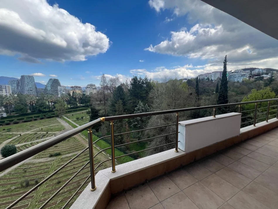 Tirane, shitet apartament 3+1+Ballkon Kati 4, 139 m² 360.000 € (Komuna e Parisit)