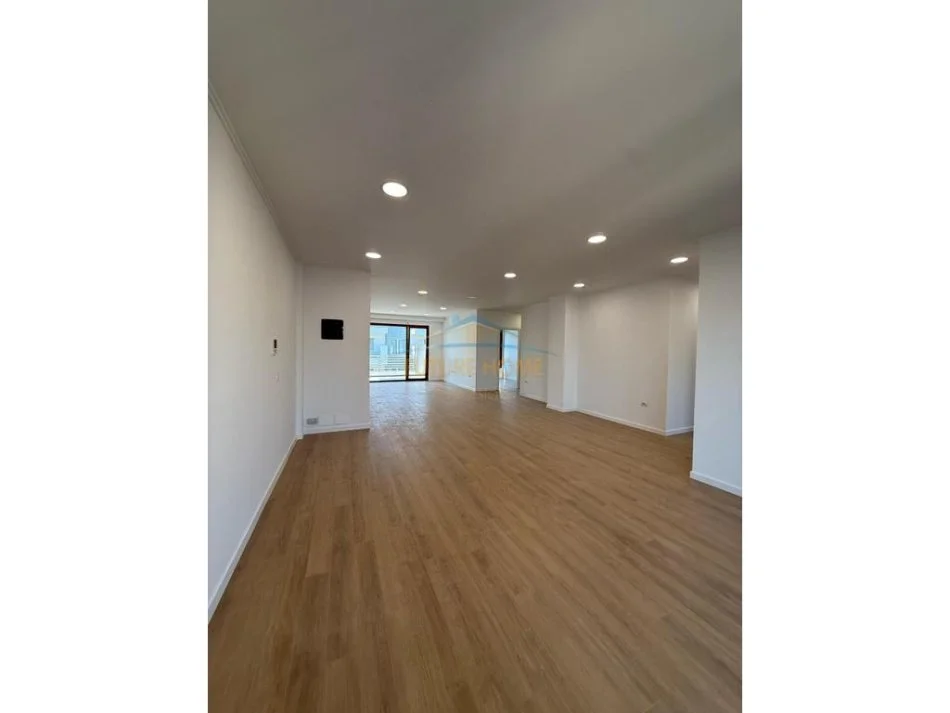 Tirane, jepet me qera ambjent biznesi Kati 8, 180 m² 2.500 € (KOMPLEKSI DELIJORGJI)