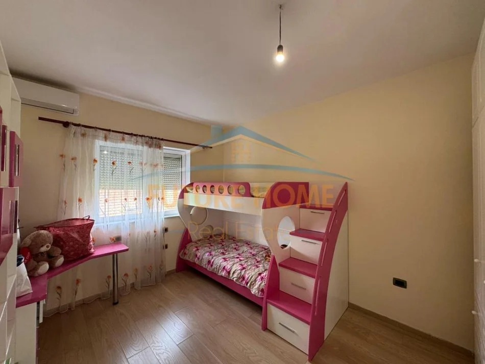Tirane, jepet me qera apartament 2+1+Aneks+Ballkon Kati 2, 85 m² 750 € (komuna e parisit)