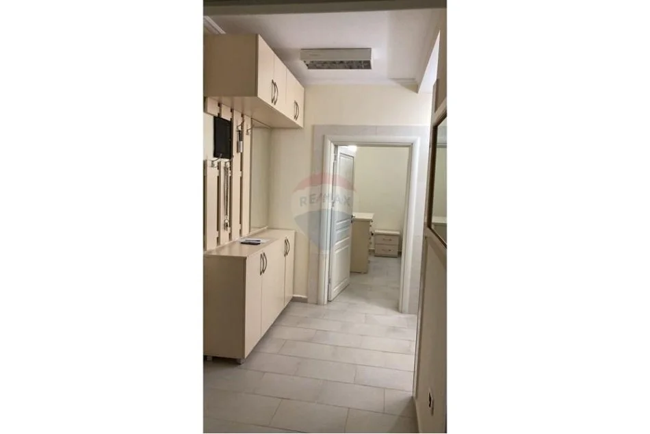 Tirane, jepet me qera apartament 1+1+Aneks+Ballkon , 80 m² 400 € (Kryqzimi 5 Maj)