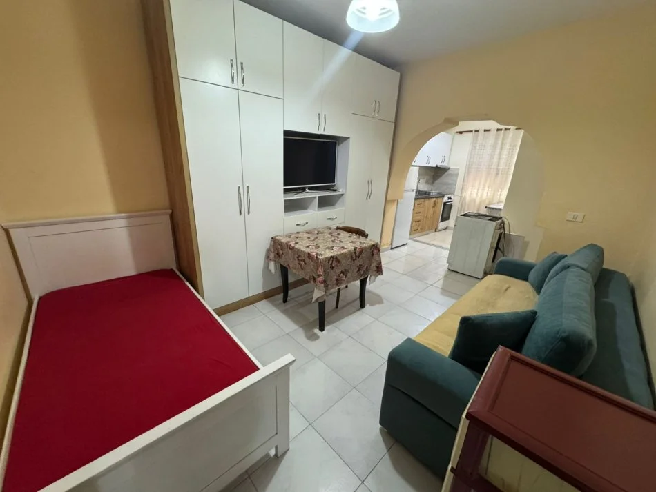 Garsoniere me qera tek Stacioni i Trenit (330 Euro)
