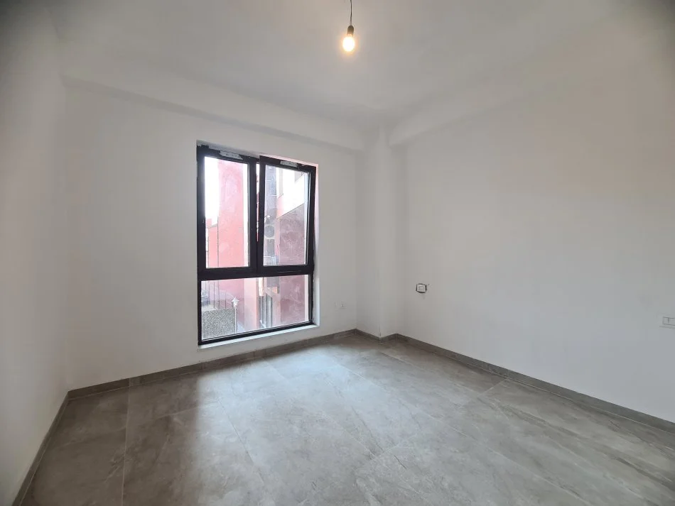 Tirane, shitet apartament 2+1+Ballkon Kati 1, 97 m² 225.000 € (Rruga Myslym Shyri)