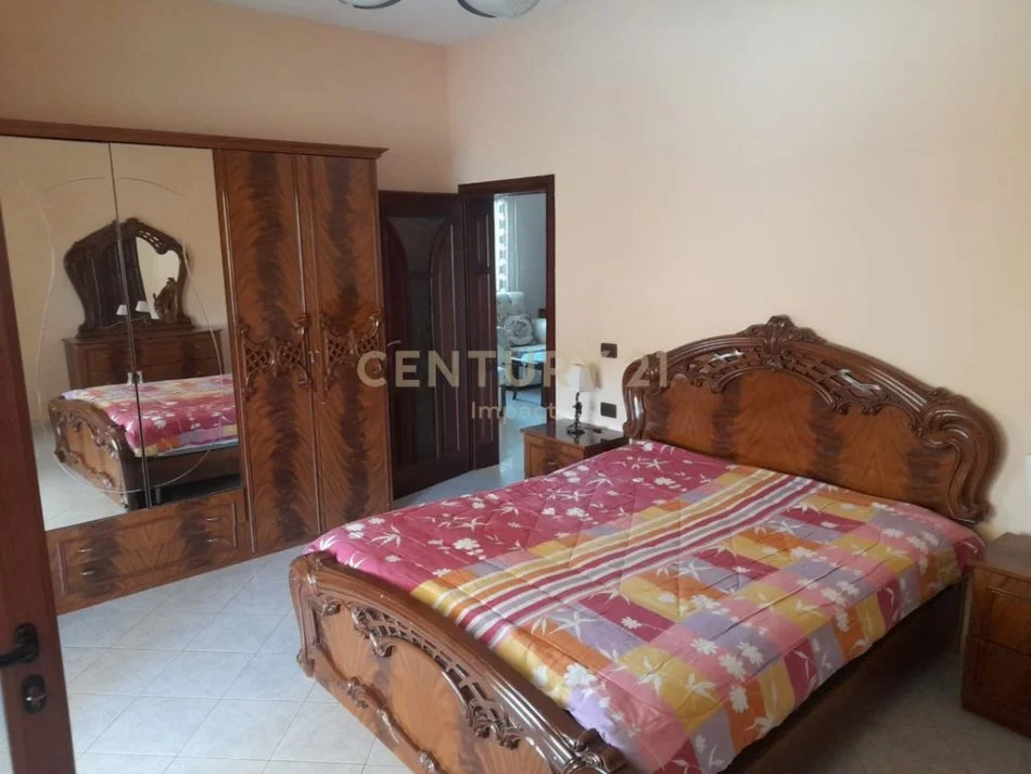 Tirane, jepet me qera apartament 3+1 Kati 2, 143 m² 450 € (shkoze)