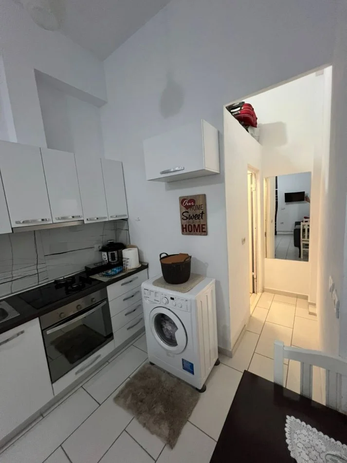 Apartament 1+1 me qera tek kodra e diellit 1 (350 euro)