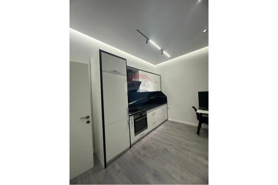 Tirane, jepet me qera apartament 1+1 , 59 m² 700 € (Prane Ambasades Amerikane)