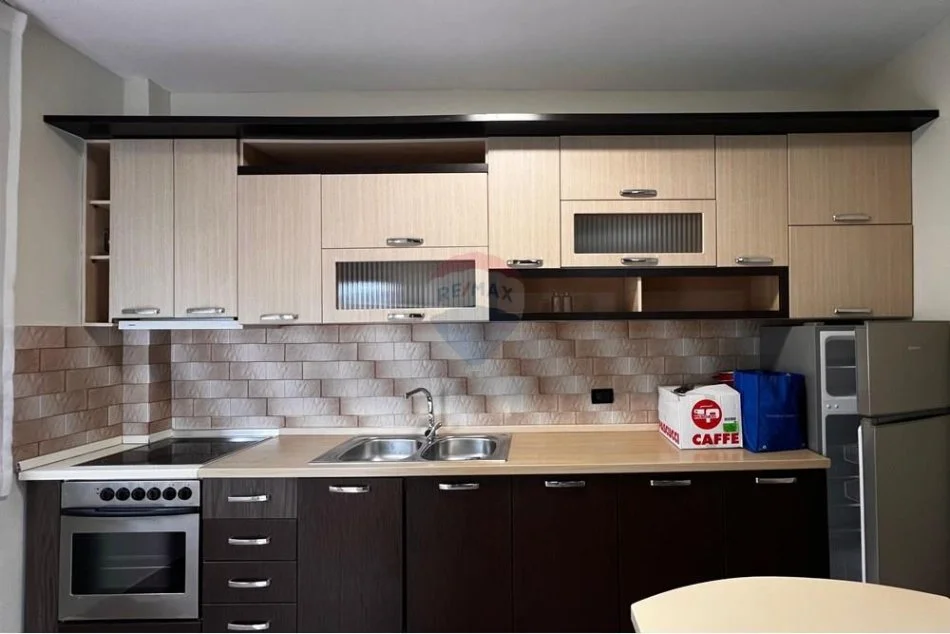 Tirane, jepet me qera apartament 2+1 , 150 m² 