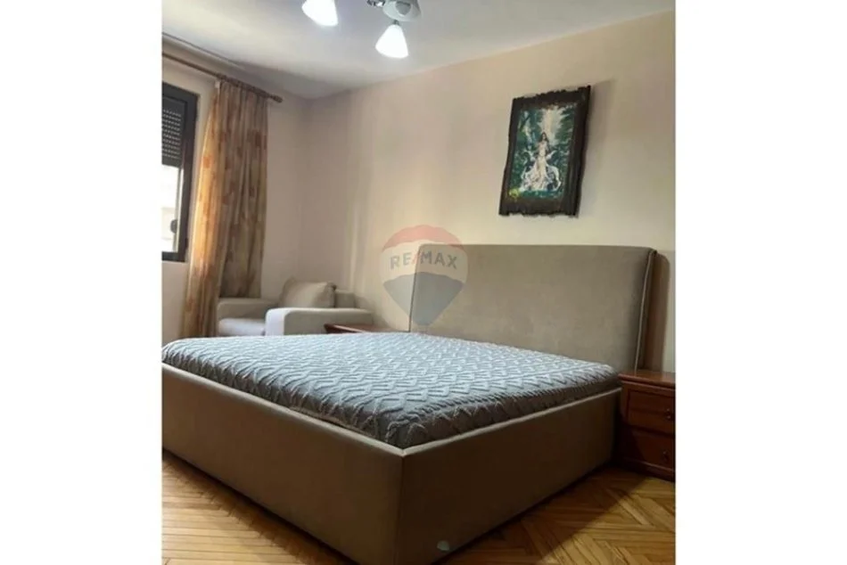 Tirane, jepet me qera apartament 2+1 Kati 3, 700 € 