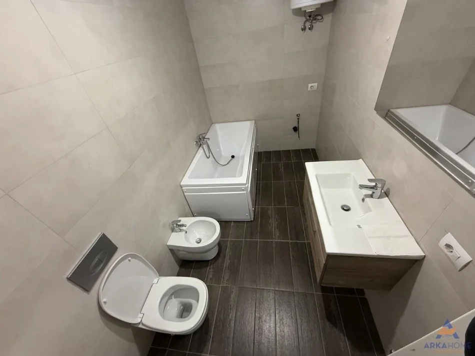 Tirane, jepet me qera apartament 1+1+Ballkon Kati 8, 64 m² 833 € 