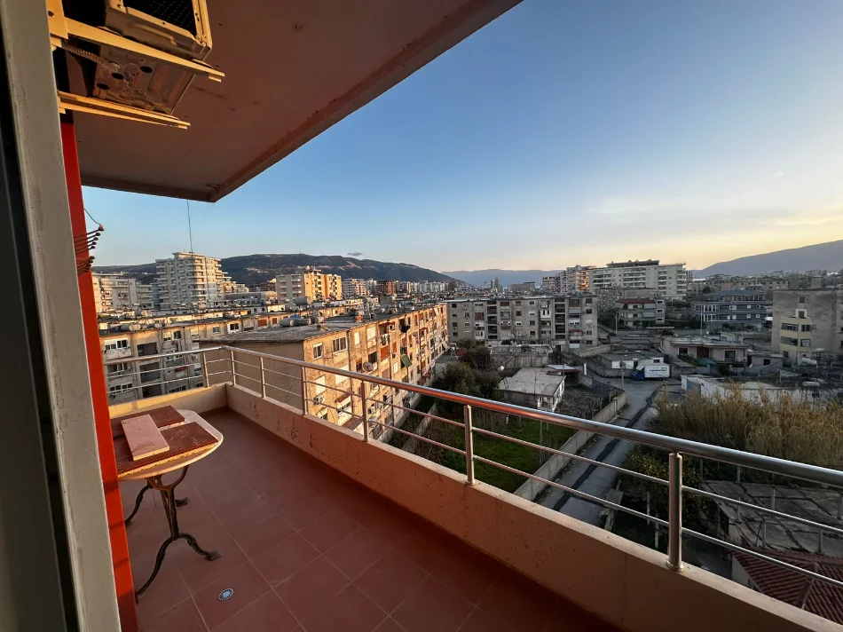 Vlore, jepet me qera apartament 2+1 Kati 5, 92 m² 400 € (Rruga Enver Jaho, Vlore)