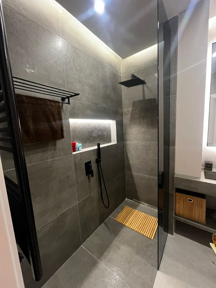 Tirane, shitet apartament 2+1+Ballkon Kati 9, 115 m² 455.000 € (bllok)