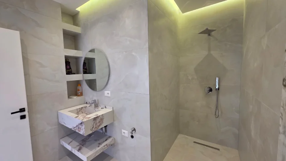 Vlore - Lungomare, shitet apartament 2+1 Kati 10, 110 m² 242.000 € (Rruga Murat Terbaci, Vlore)