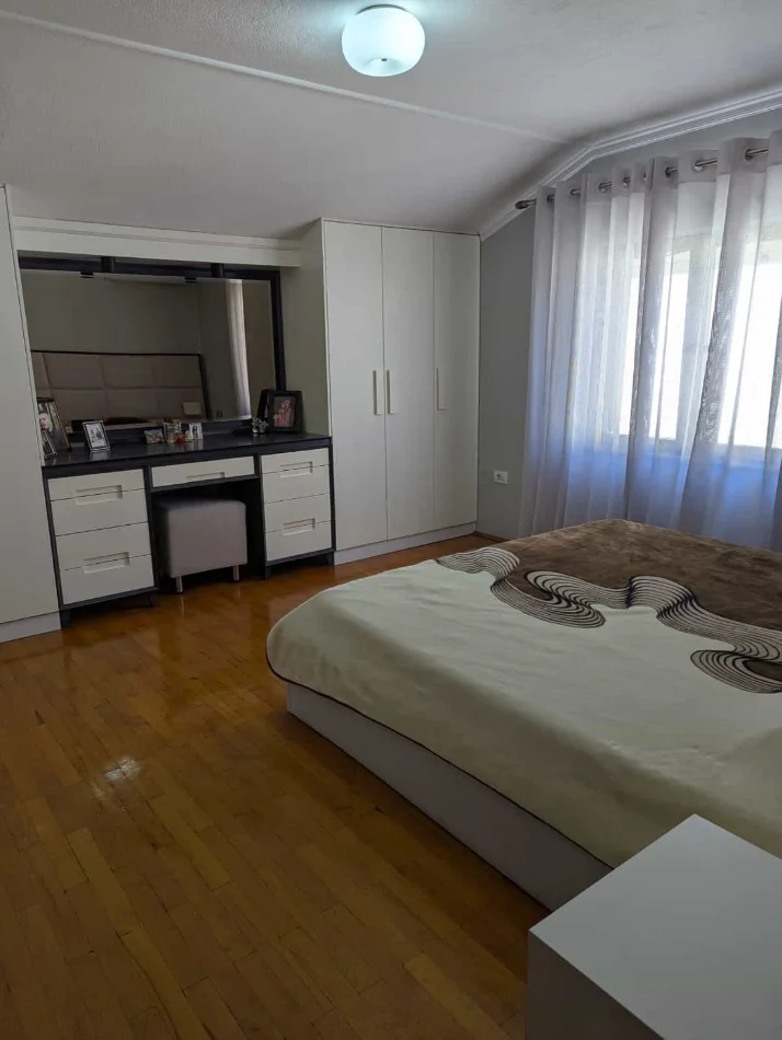 Tirane, jepet me qera apartament 5+1+Ballkon Kati 3, 260 m² 520.000 € (Rruga Albanopoli)