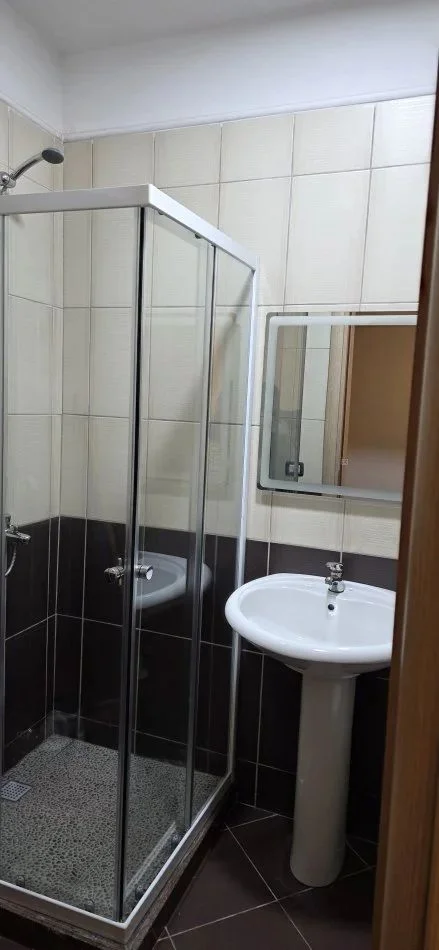 Tirane, jepet me qera apartament 2+1+Ballkon Kati 6, 120 m² 520 € (YZBERISHT)