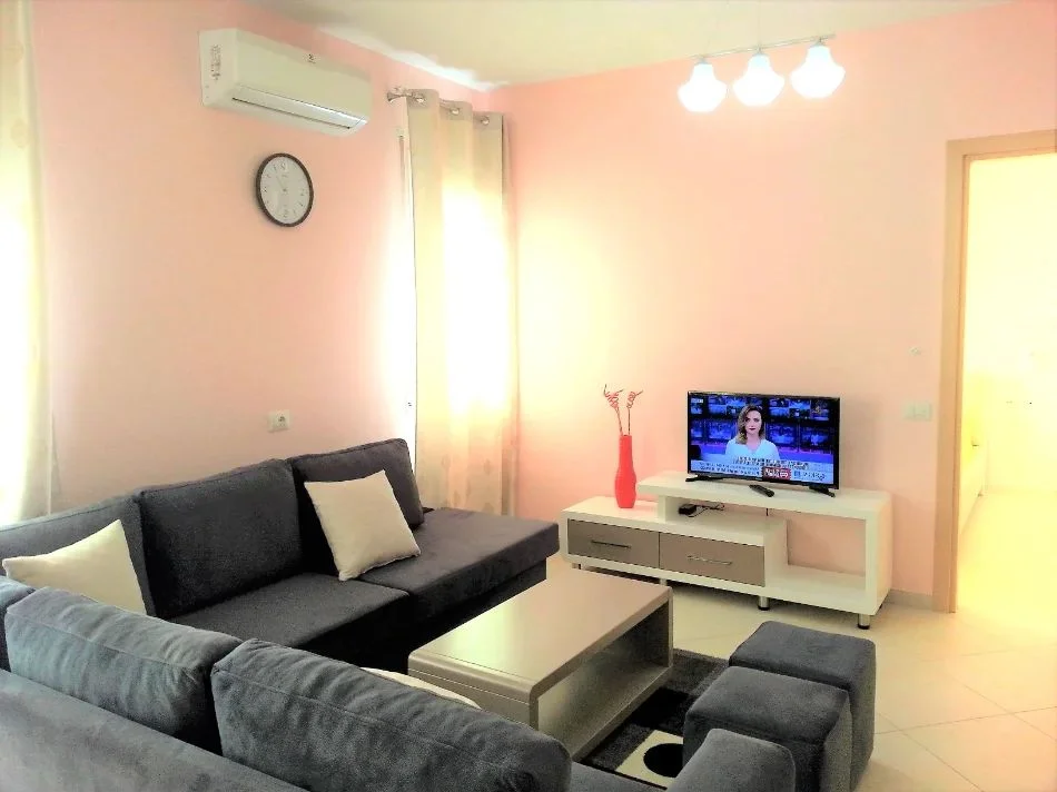 Tirane, jepet me qera apartament 1+1+Ballkon Kati 3, 56 m² 500 € (ZOGU I ZI RING CENTER)