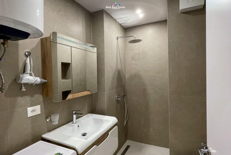 Tirane, jepet me qera apartament 2+1+Ballkon Kati 5, 90 m² 950 € (qendra GKAM)