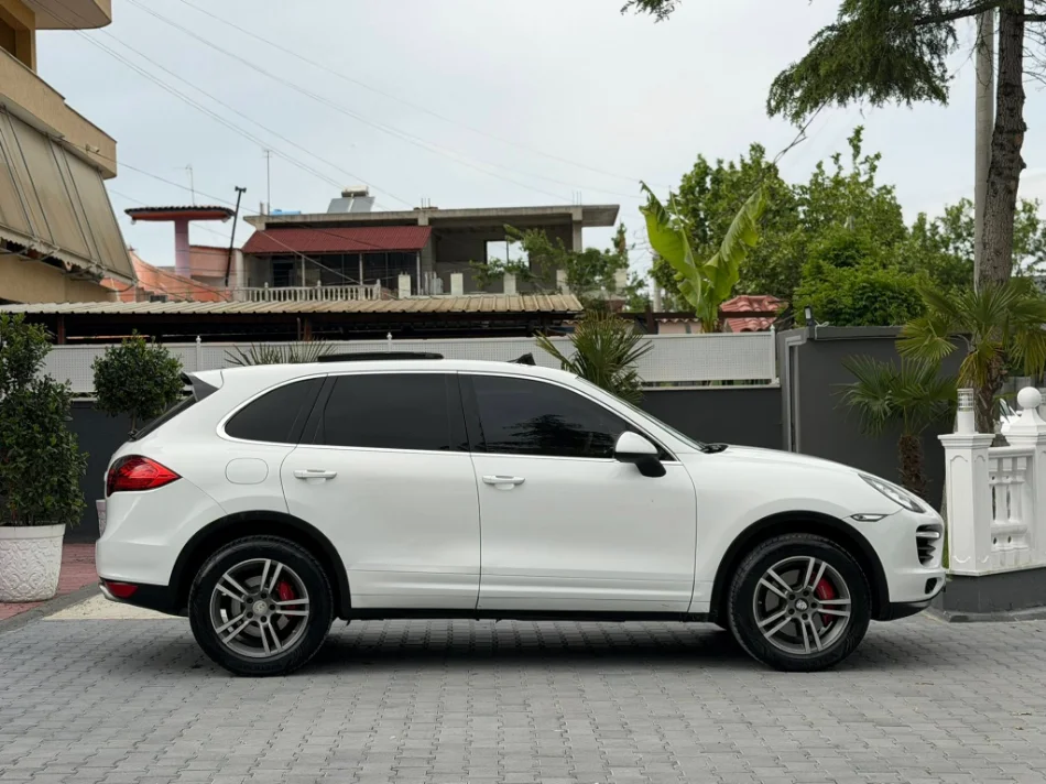 Fier, shes makine PORSCHE CAYENNE-3.0 DIESEL-PANORAMA-SUPER GJENDJE--NDERROHET Nafte, e bardhë automatik Klima 252.000 km 14.500 €