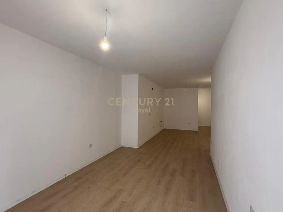 Tirane, shes apartament 1+1 Kati 3, 101 m² 130.000 € (Kombinat)