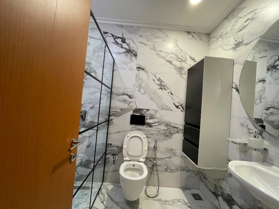Tirane, jepet me qera apartament 2+1 Kati 3, 110 m² 800 € (Komuna e Parisit)
