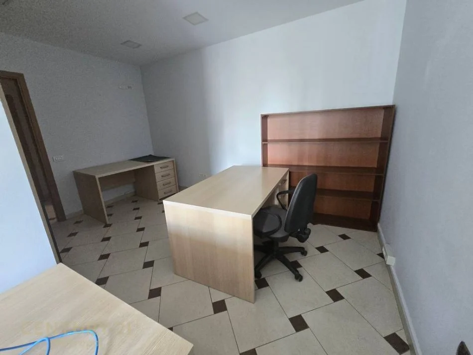 Tirane, jepet me qera zyre Kati 5, 130 m² 1.300 € (Rruga Sami Frasheri)