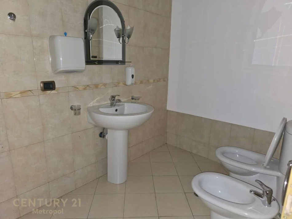 Tirane, jepet me qera zyre Kati 5, 130 m² 1.300 € (Rruga Sami Frasheri)