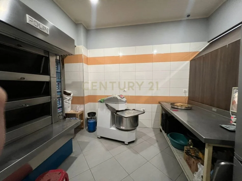 Tirane, shitet dyqan Kati 0, 48 m² 90.000 € (Neom115321)