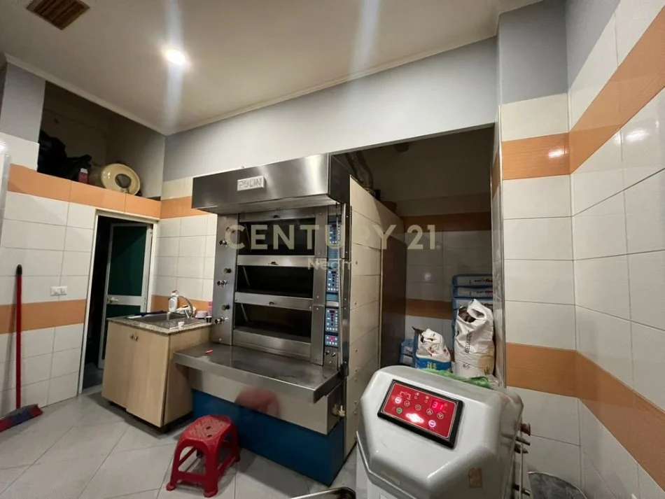 Tirane, shitet dyqan Kati 0, 48 m² 90.000 € (Neom115321)