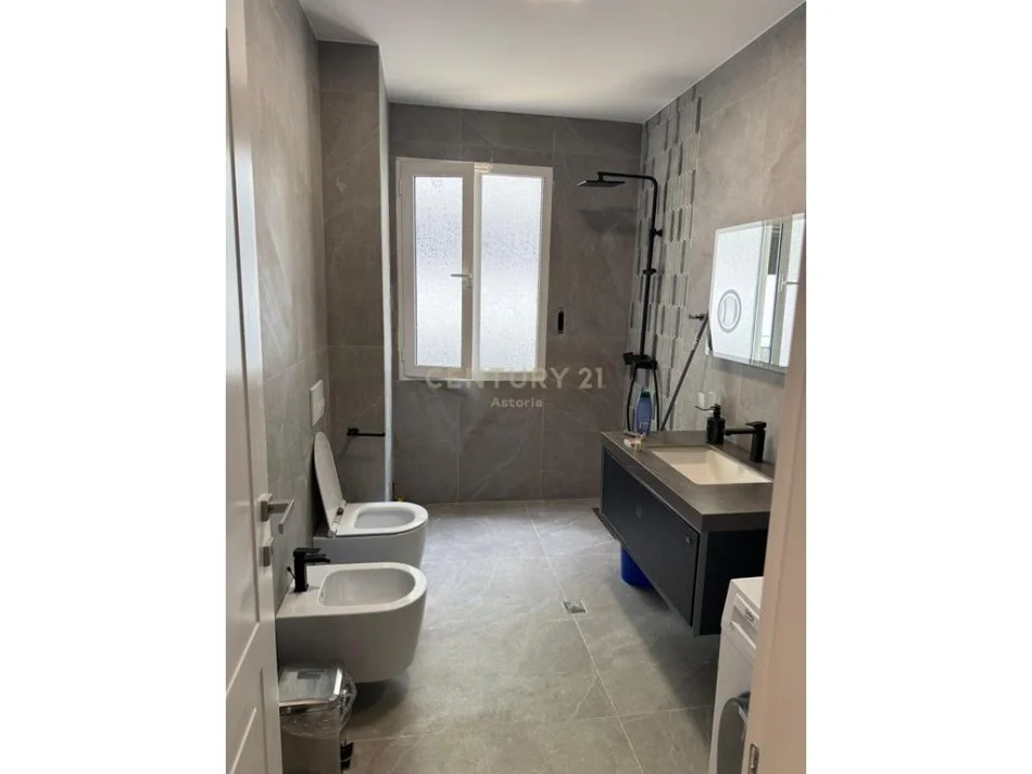 Tirane, shitet apartament 1+1+Ballkon Kati 2, 59 m² 120.000 € (kopshti zoologjik)