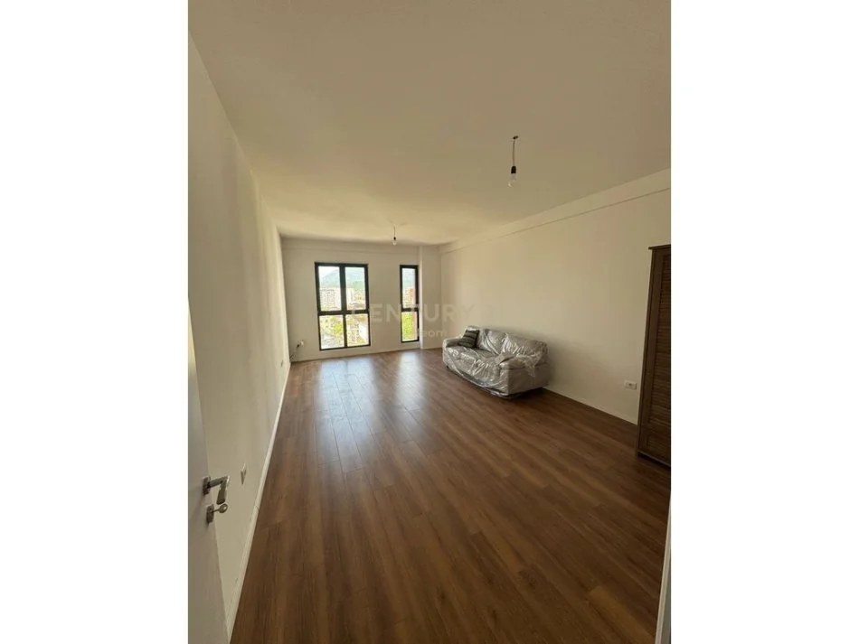 Tirane, jepet me qera apartament 2+1+Aneks+Ballkon Kati 4, 95 m² 750 € (Neom115361)