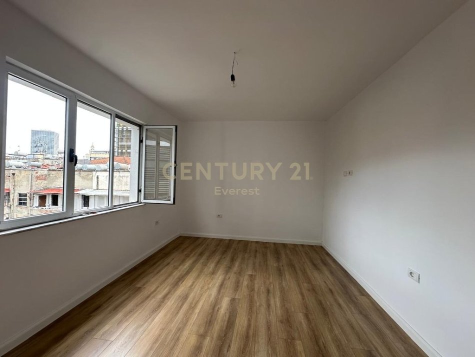 Tirane, shitet apartament 1+1 Kati 4, 45 m² 130.000 € (Qender)