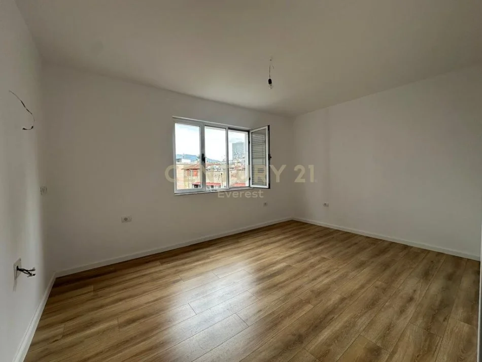 Tirane, shitet 1+1 Kati 4, 45 m² 130.000 € (Ne Qendren e Tiranes prane Postes)
