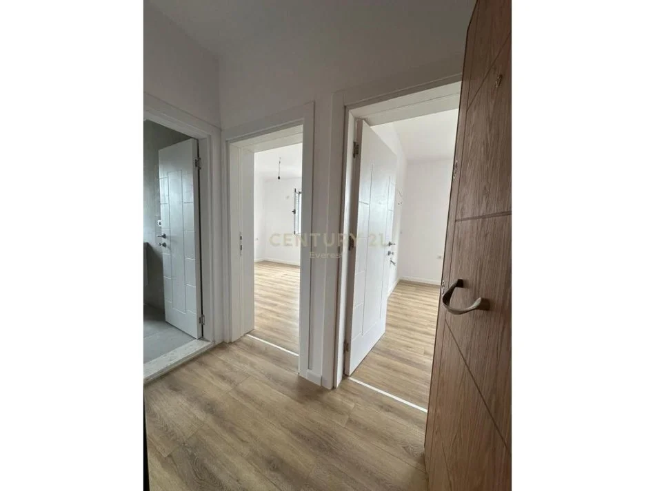 Tirane, shitet 1+1 Kati 4, 45 m² 130.000 € (Ne Qendren e Tiranes prane Postes)