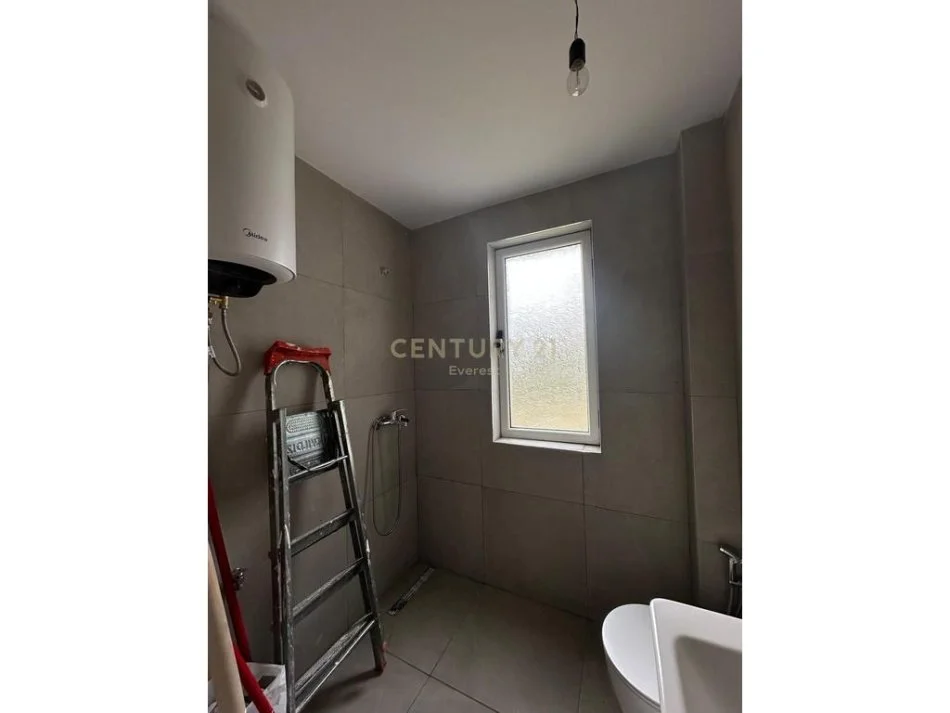 Tirane, shitet 1+1 Kati 4, 45 m² 130.000 € (Ne Qendren e Tiranes prane Postes)