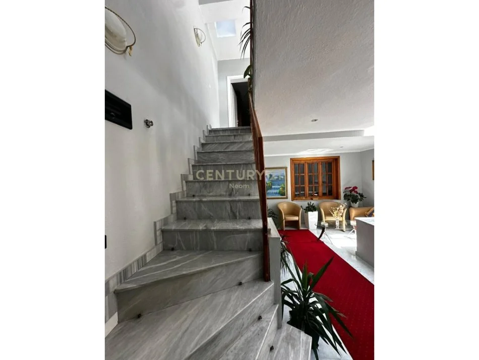 Tirane, shes Vile , 214 m² 320.000 € (Ish Stacioni i Trenit)