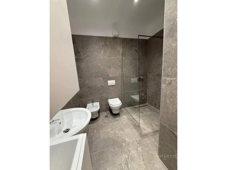 Tirane, jap me qera apartament 2+1+2+POST PARKIMI+Ballkon , 115 m² 1.200 € (Liqeni i Thatë)