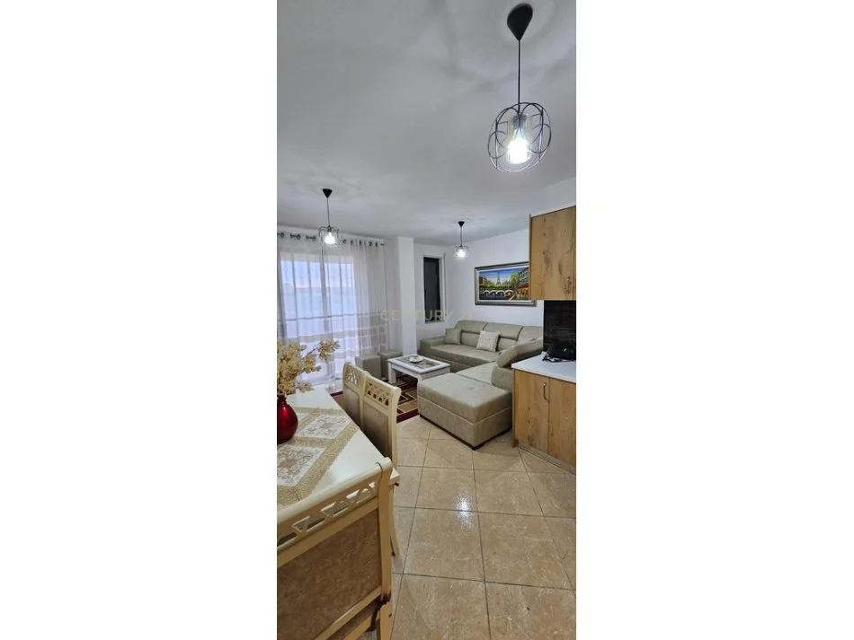 Durres, jepet me qera apartament 2+1+Ballkon Kati 2, 105 m² 500 € (plazh)