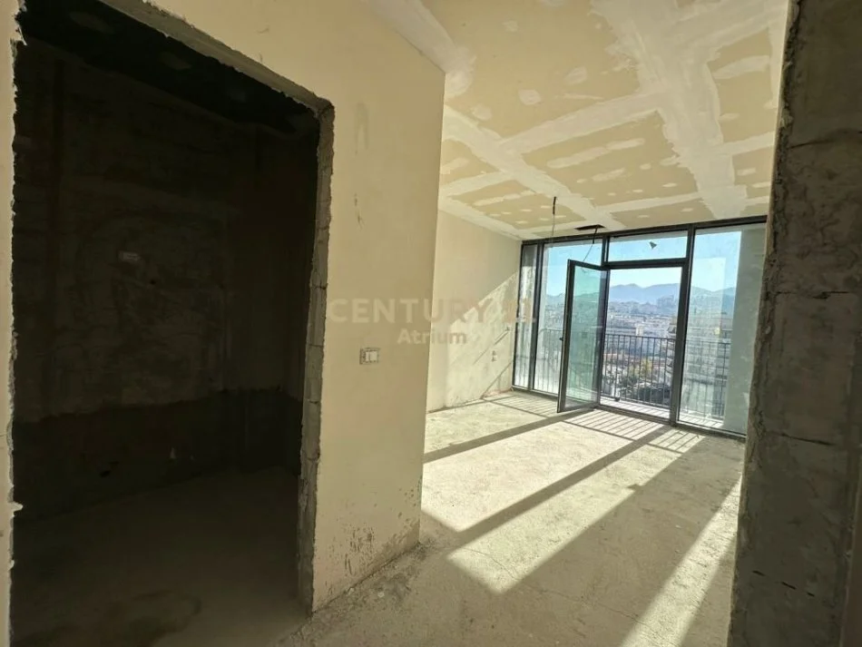 Tirane, shes apartament 3+1+2 + 2 POSTE PARKIMI , 200 m² 700.000 € (Lake View Residence, Liqeni i Tiranës)