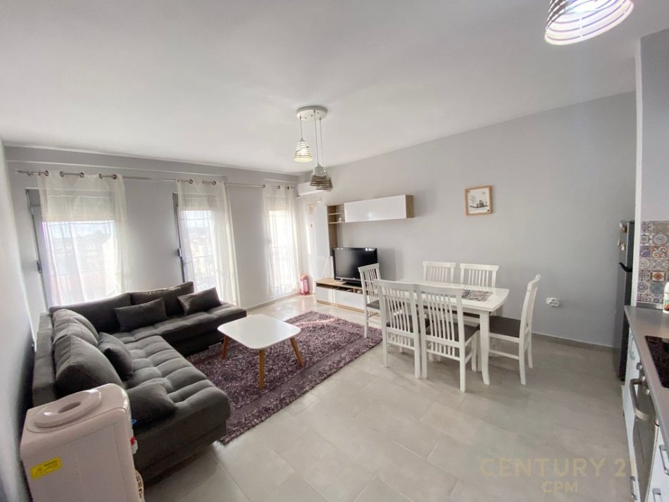 Tirane, jepet me qera apartament 2+1+Ballkon Kati 5, 88 m² 600 € (Don Bosko)