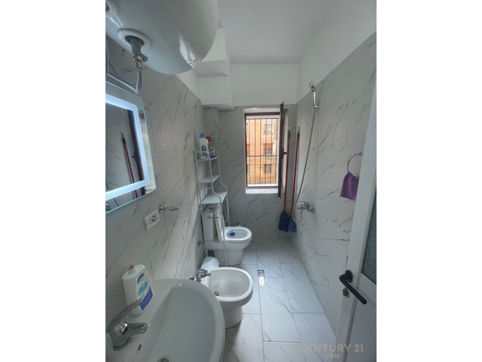 Tirane, jepet me qera apartament 2+1+Ballkon Kati 2, 85 m² 600 € (Brraka)