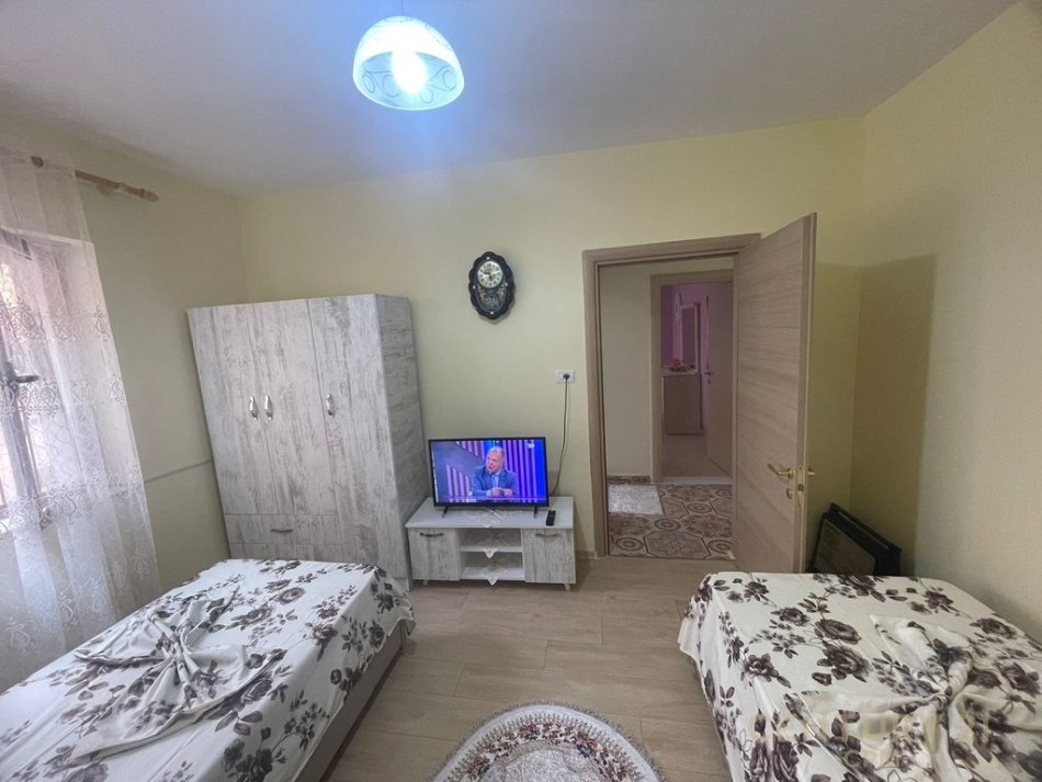 Tirane, jepet me qera apartament 2+1+Ballkon Kati 2, 85 m² 600 € (Brraka)