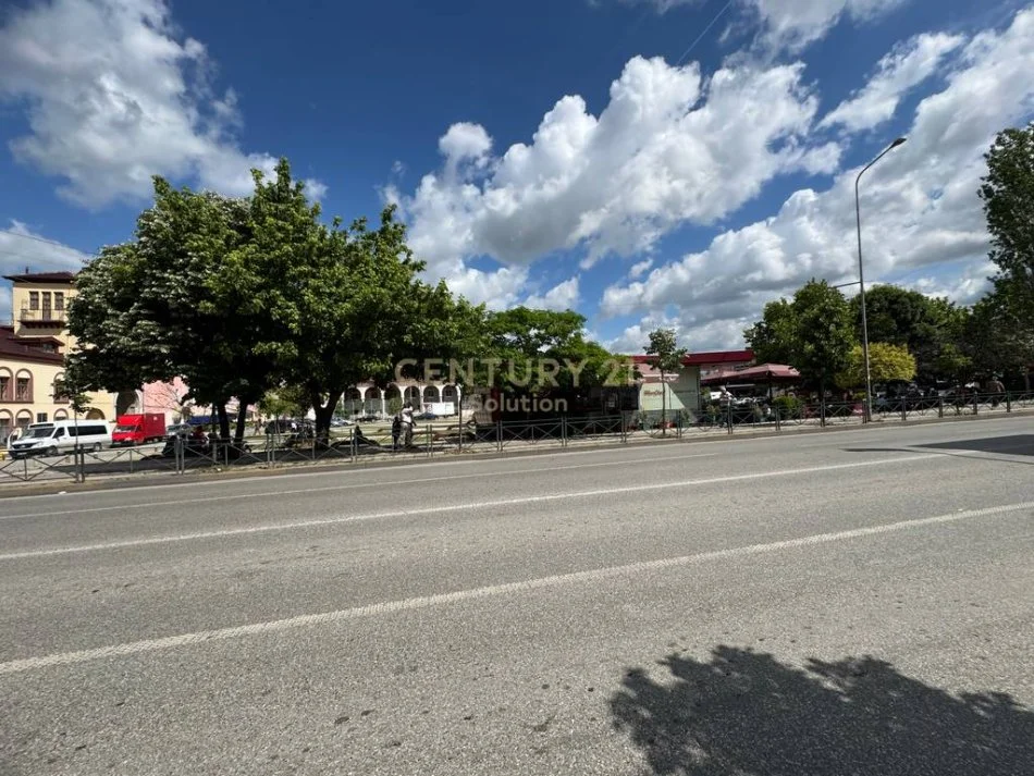 Tirane, jepet me qera ambjent biznesi buze rruge, Kati 0, 116 m² 1.000 € (Kombinat)