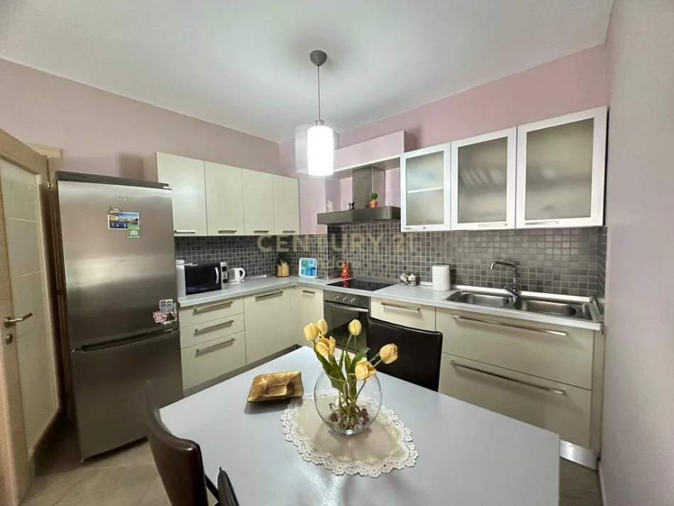 Tirane, jepet me qera 2+1 Kati 3, 108 m² 1.060 € (Rruga" Milto Tutulani" Tirana Albania)