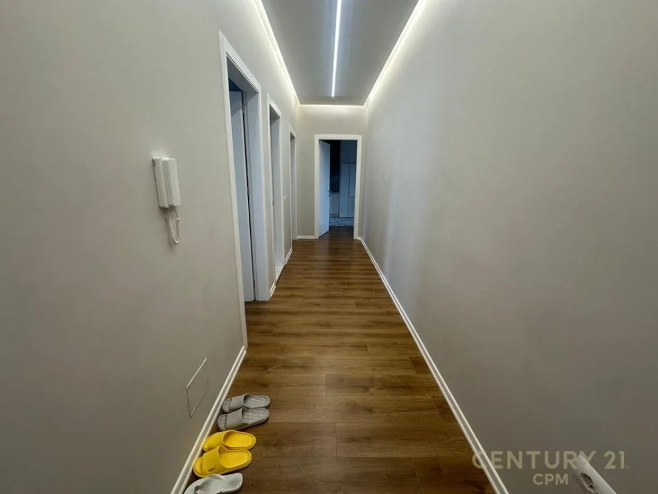 Tirane, jepet me qera apartament 2+1 Kati 8, 103 m² 1.000 € (Porcelan)