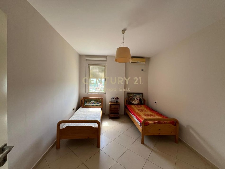 Tirane, jepet me qera apartament 2+1+Ballkon Kati 7, 120 m² 450 € (Rr. Misto Mame)