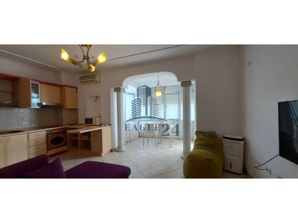 Tirane, jepet me qera apartament 2+1 , 95 m² 650 € (Rruga e Kavajes,prane Kishes Katolike)